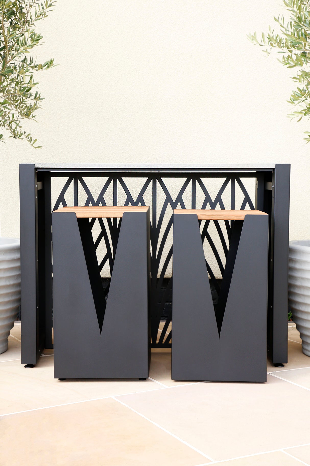 The British Outdoor Kitchen - Feature Pattern Table